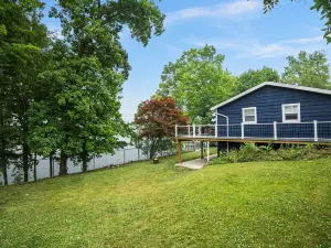 Spacious Lake Front Cottage with 4 Bedrooms & 3 Baths