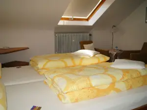 Villa Bruderfels, Garni