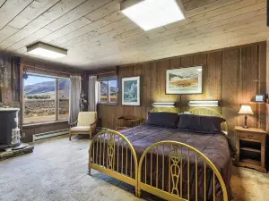 Incredible Mountain Views and Rustic Charm - Spacious Retreat