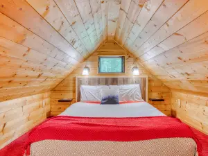 Peaceful waterfront cabin with woodstove, spacious deck, & grill - dog friendly