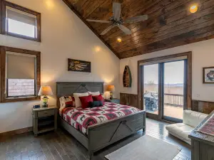 Expansive Deck with Gas Grill and Fire Table - Stunning Mountain Haven