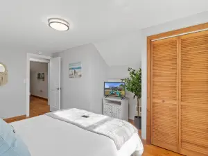 Charming Haven - Fire Pit, Family Friendly, WiFi