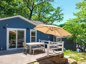 Little Bearcat Bungalow Stay on Ozark Waterfront
