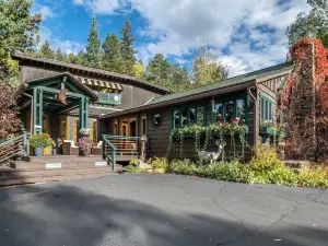 Highland Haven Creekside Inn