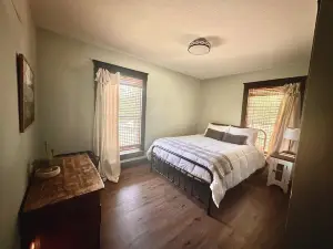 Cozy Cottage close to downtown Smithville