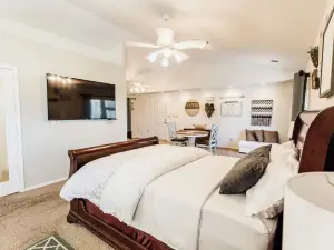 Huge Private Guest suite w/ jet tub in great neighborhood near attractions