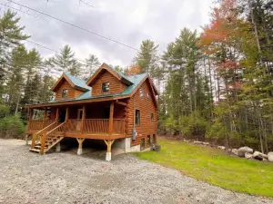 Brand New Log Home Well Appointed Great Location with AC Wifi Cable Fireplace Firepit