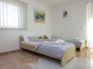 Lucky Luke Pool Apartments
