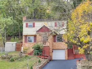Cute Home w/ Patio ~ 7 Mi to Dtwn Pittsburgh