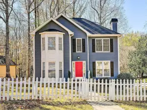 Bright Sugar Hills Home ~ 5 Mi to Lake Lanier