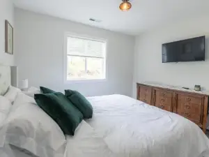 Secluded Coastal Oasis w Hot tub, Bbq on 14 acres
