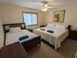 The Blue Chalet on Sage Lake! - near boat launch - pontoon available for rent