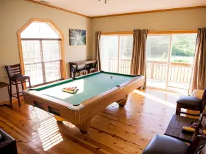 Big Sky Cabin! Hot Tub! on the Wine Trail! Fire Pit! Pool Table! Large Deck!