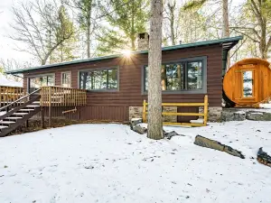 Whispering Pines on Sand Lake! Sauna-Cozy Fire-Trails-Fish-Kayak-Paddle Board