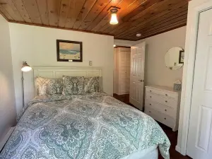 Cozy Pet Friendly Cottage, Partial Water View, Sleeps 7, Half Block from Beach!