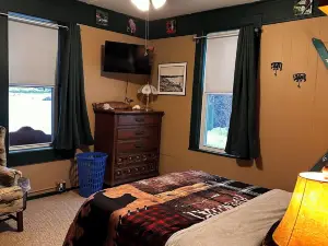 Doc's Lake house 1st floor, 2 bedroom apartment