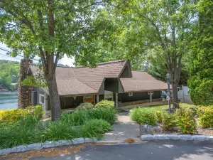 Charming Lake Access and Scenic Views - Cozy Lake Cottage Retreat