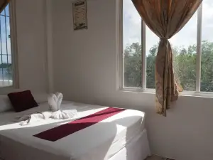 See Belize Waterside Sea View 2-Bedroom Apt for 6 w Balcony, Pool & Deck, 2nd FL