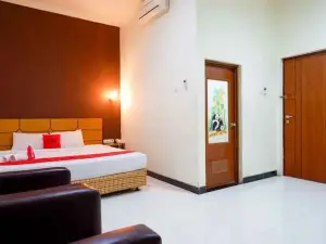 RedDoorz Near Monumen Habibi Ainun