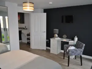 VIP Church Street Apartment
