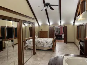 Romantic waterfront chalet with jacquizzi tub.