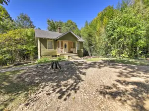 Pet-Friendly Cottage w/ Fire Pit - 3 Mi to Siu!