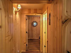 กระท่อมริมแม่น้ำ: ได้รับการเยี่ยมจาก Treehouse Masters!