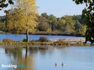 Cozy Quonset Hut on Maple Lake