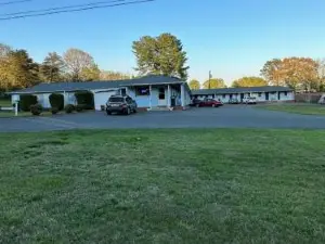 Bea's Parkway Inn