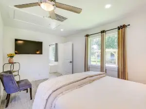 Bright Wallis Cottage w/ Pergola & Grill!