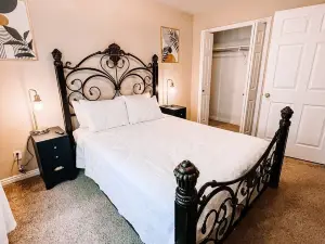 *Stylish Entire Apartment. FREE Parking/Wifi/Hulu*