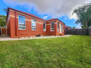 The Chateau -perfectly located, walking distance to town, train station & parks.