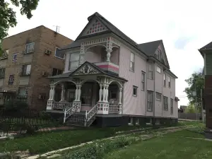 1 bedroom furnished suite in Historic home perfect for traveling professional