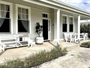 Beachfront cottage with ocean views - only 5 mins from shops and cafes
