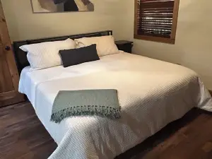 Buffalo Mist Cabin w/ Hot tub, Fire pit, sleeps 6