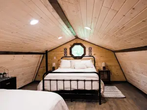 Cozy & peaceful 2-bedroom cabin in charming Salt Lick.