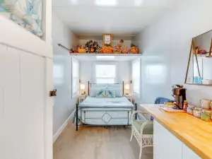 8 Mi to Cathedral Caverns: Tiny Home Hideaway