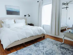 Chic Retreat with WiFi, Victorian Duplex Renovation