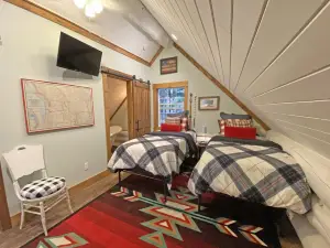 Ski In/Ski Out Luxury Cabin, next to Chair 3, hot tub, sleeps 6, fireplace and AC