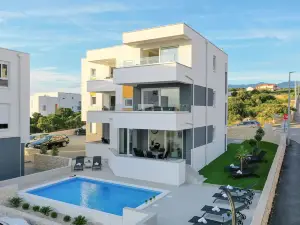 Pool Apartments Banta B