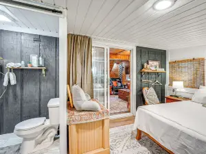 Patio & Fire Pit: Charming Cabin in Roaring Gap!