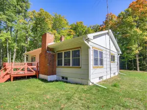 Walk to Water: Lake House in Suring!