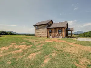 Bedford Cabin w/ Porch, 5 Mi to Historic District!