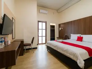 RedDoorz Plus Near Ramayana Pematangsiantar