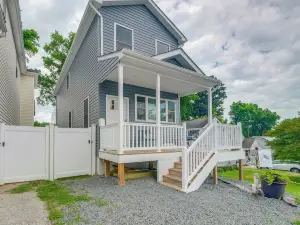 North Beach 'Blue Heron Bungalow' w/ Backyard