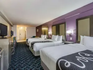 La Quinta Inn & Suites by Wyndham Kansas City Airport