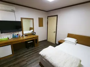 Nonsan Hwangje Motel