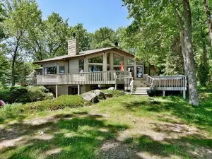 Cheif Lake Lodge 4 Bedroom Home by RedAwning