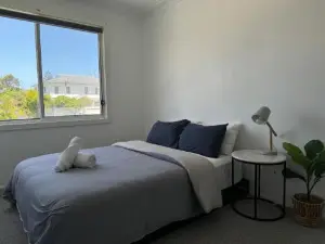 Suzie Q - Spacious 4Br Home - 150m to Beach - Pet Friendly