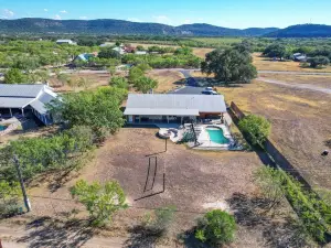 Moon River/Fenced Pool, Close to Golf and Frio, Volleyball, No Bunks, FREE FRIO